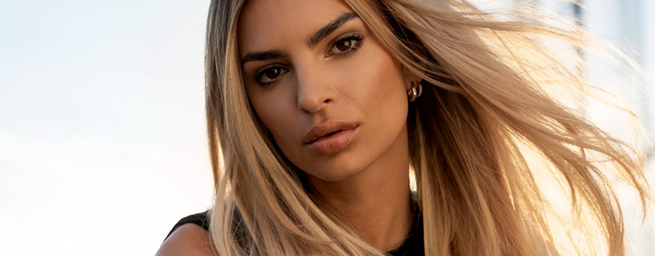 O Momento do Cabelo Loiro  de Emily Ratajkowski