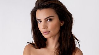 Cabelo com aspeto saudável de Emily Ratajkowski por Kérastase