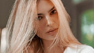 cabelo loiro de Emily Ratajkowski com cicaextreme