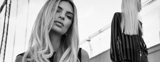 Emily Ratajkowski loira com kérastase