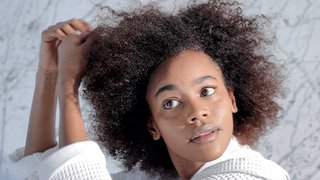 óleo capilar para tratar cabelo encrespado