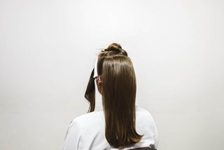 Passo 2 do Tutorial Deconstructed French Twist Kérastase