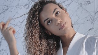 creme definidor de caracóis para tratar cabelo encaracolado