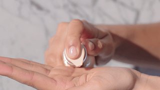 óleo capilar para tratar cabelo encaracolado