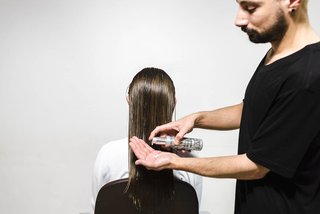 Passo 1 do Tutorial Wrapped Chignon Kérastase