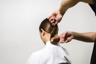 Passo 7 do Tutorial Wrapped Chignon Kérastase