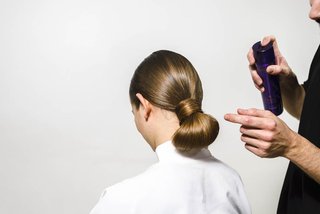 Passo 8 do Tutorial Wrapped Chignon Kérastase