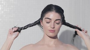 Aplicar a máscara para cabelo masque chronologiste