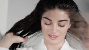 aplicar sérum para cabelo chronologiste
