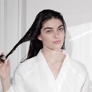 Mulher com cabelo castanho molhado