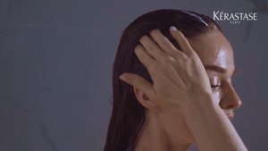 Mulher a lavar o cabelo com produtos Symbiose da Kérastase