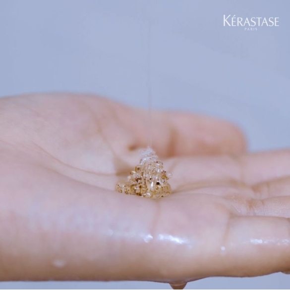 Palma da mão com sérum da gama symbiose da kérastase