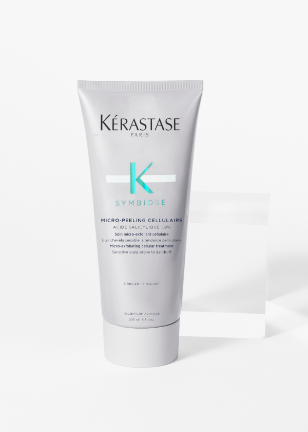 Produto Micro-peeling cellulaire da gama symbiose da kérastase em fundo branco