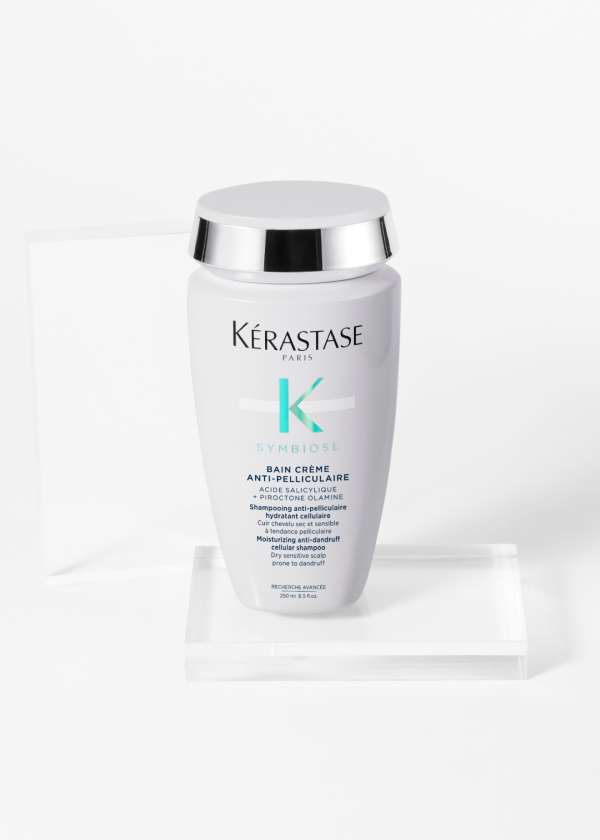 Shampo anti-caspa cremoso da gama symbiose da kérastase em fundo branco