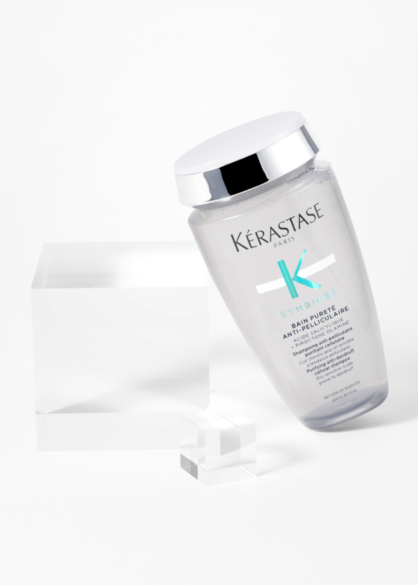 Shampoo celular anti-caspa da gama symbiose da kérastase em fundo branco