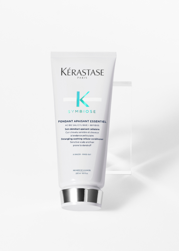 Produto condicionador anti-caspa da gama symbiose da kérastase em fundo branco