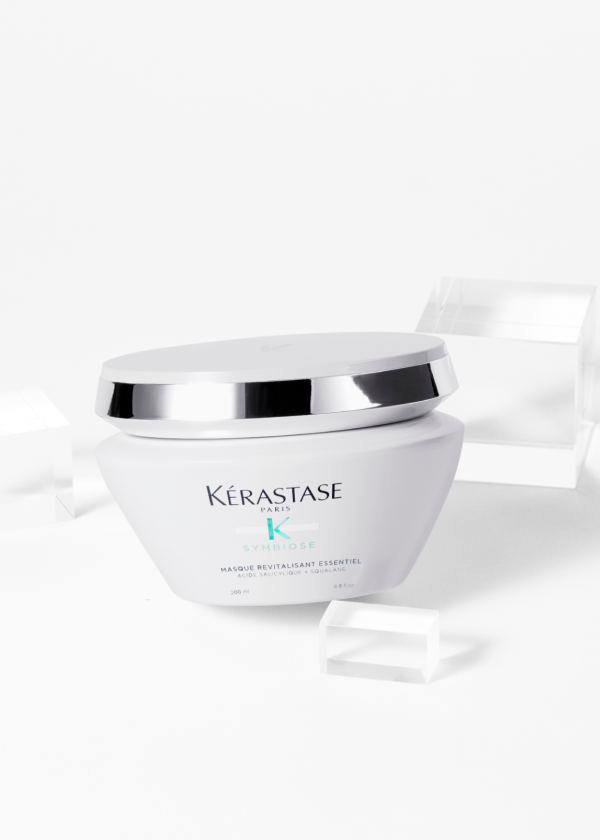 Máscara anti-caspa da gama symbiose da kérastase em fundo branco