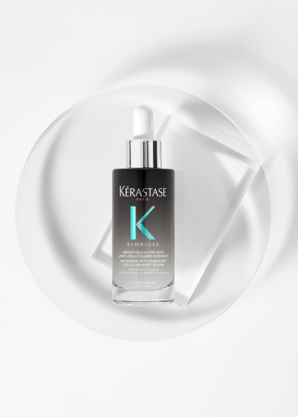 Sérum capilar da gama symbiose da kérastase em fundo branco
