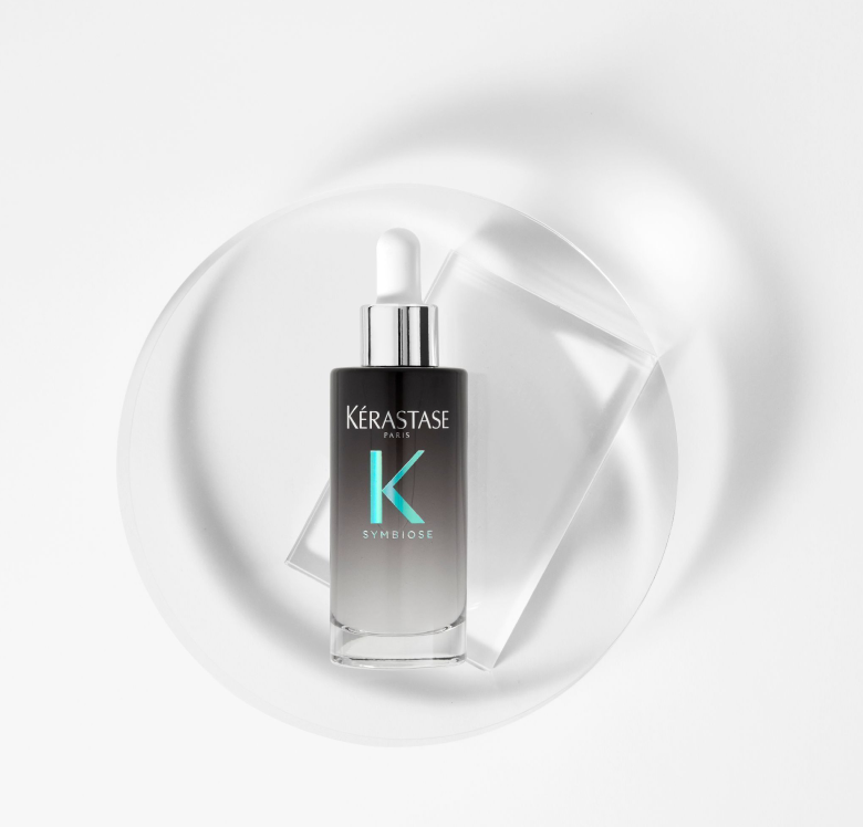 Sérum de cabelo da gama symbiose da kérastase em fundo branco